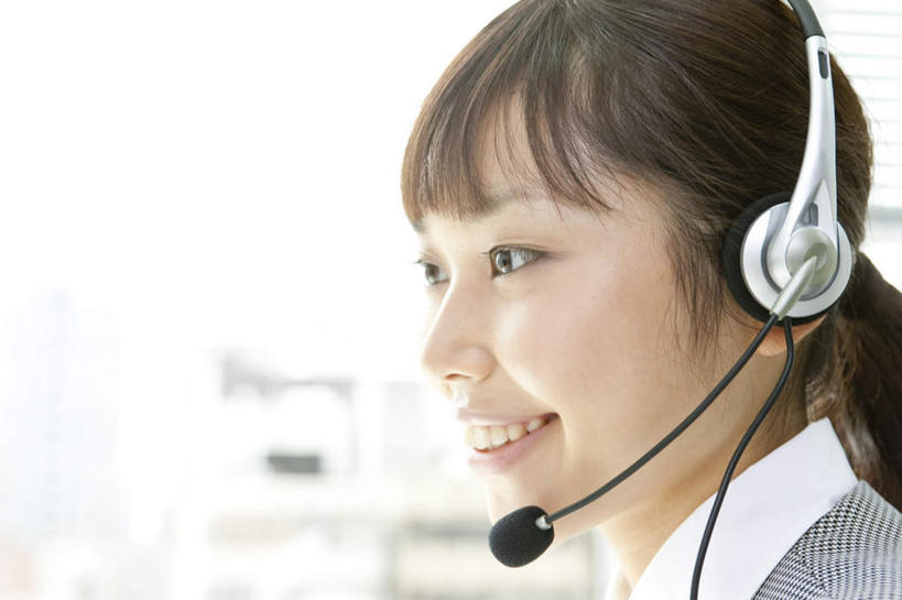 东方人,脸,头,脸颊,一个人,商务人士,商务女性,办公室,高楼大厦,坐,笑,微笑,露齿笑,横图,室内,特写,白天,侧面,窗户,大厦,建筑,摩天大楼,亚洲,仅一个年轻女性,仅一个女性,仅一个人,套装,话务员,黄种人,玻璃窗,耳机,耳麦,话筒,麦克风,商务装,工薪阶层,客服人员,电话销售,年轻女性,女人,女性,亚洲人,头部,脸部,脸蛋,面部,白领,接线员,上班族,坐着,半身,彩图,大楼,高层建筑,高楼,摩天楼