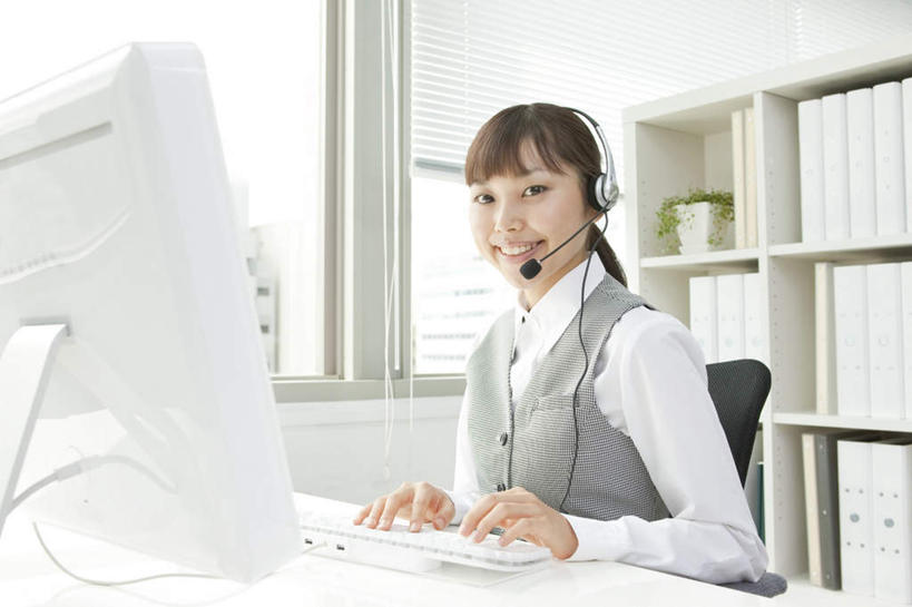 东方人,一个人,商务人士,商务女性,办公室,坐,笑,微笑,露齿笑,横图,室内,白天,正面,电脑,显示器,鼠标,键盘,窗户,柜子,椅子,亚洲,仅一个年轻女性,仅一个女性,仅一个人,套装,网络,材料,档案,文件,话务员,黄种人,输入设备,通讯设备,玻璃窗,耳机,耳麦,话筒,会议椅,资料,台式电脑,办公椅,麦克风,文档,通信设备,商务装,档案柜,工薪阶层,输出设备,客服人员,电话销售,商务椅,培训椅,年轻女性,女人,女性,亚洲人,白领,接线员,上班族,坐着,半身,彩图