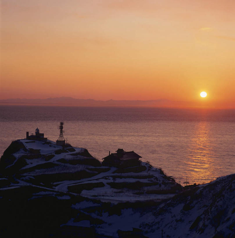 无人,家,竖图,室外,白天,正面,旅游,度假,日出,海浪,海洋,美景,太阳,北海道,日本,亚洲,阴影,反射,影子,房屋,屋子,景观,浪花,水平线,辽阔,朝霞,晨曦,海平线,黎明,娱乐,楼房,住宅,蓝色,蓝天,天空,阳光,自然,海水,天,享受,休闲,广阔,景色,放松,晴朗,一望无际,自然风光,海景,东亚,万里无云,日本国,北海道地方,北海道岛,无边无际,一马平川,大海,风浪,海,海水的波动,近岸浪,涌浪,朝阳,晴空,晴空万里,彩图,破晓,房子,水天相接,水天一线