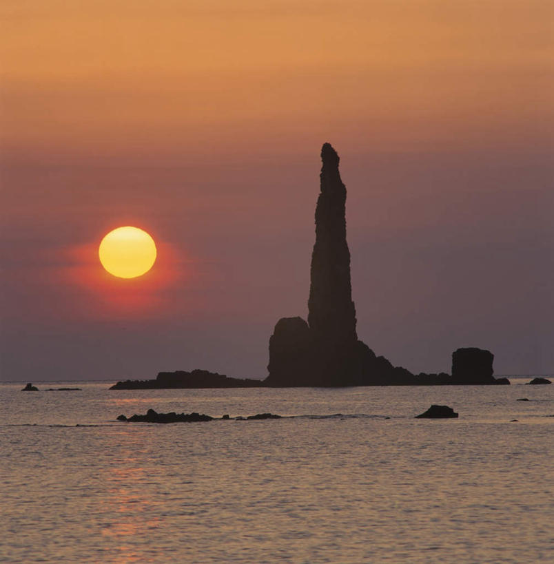 无人,竖图,室外,白天,正面,旅游,度假,日出,海浪,海洋,礁石,石头,美景,太阳,石子,景观,浪花,水平线,辽阔,朝霞,晨曦,海平线,黎明,娱乐,蓝色,蓝天,天空,阳光,自然,海水,天,享受,休闲,广阔,景色,放松,晴朗,一望无际,自然风光,海景,万里无云,无边无际,一马平川,大海,风浪,海,海水的波动,礁,近岸浪,石块,岩石,涌浪,朝阳,晴空,晴空万里,彩图,破晓,水天相接,水天一线