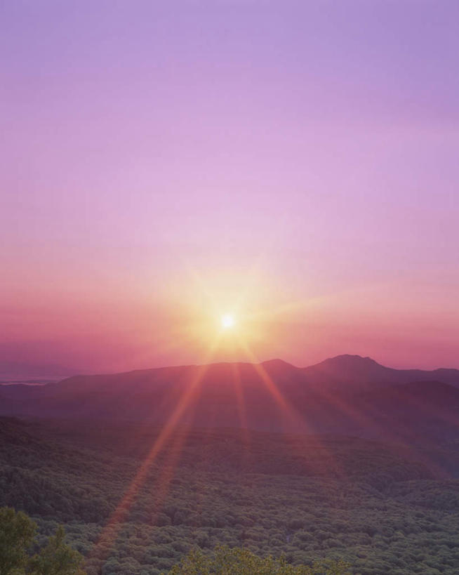 无人,竖图,全景,室外,白天,正面,旅游,度假,日出,美景,森林,山,山脉,树林,太阳,天际线,植物,日本,亚洲,朦胧,模糊,地平线,景观,山峰,辽阔,地面,朝霞,黎明,山峦,娱乐,树,树木,蓝色,绿色,蓝天,天空,阳光,自然,群山,天,享受,休闲,景色,放松,生长,晴朗,成长,一望无际,自然风光,延伸,东亚,万里无云,日本国,天地相交,朝阳,晴空,晴空万里,彩图,破晓