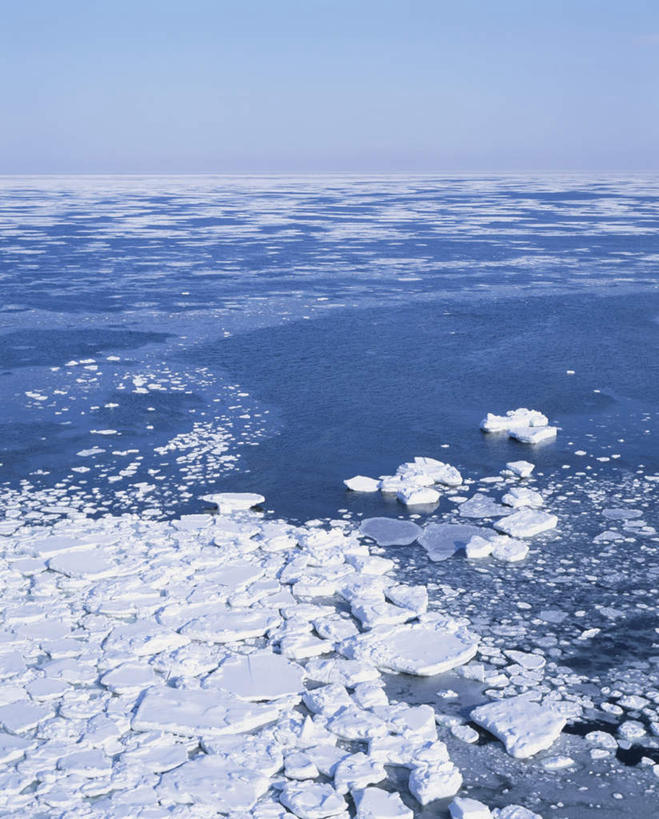无人,竖图,俯视,室外,白天,旅游,度假,海浪,海洋,美景,北海道,日本,亚洲,阴影,朦胧,模糊,光线,影子,冰,景观,浪花,水平线,云,云朵,海平线,云彩,娱乐,蓝色,白云,蓝天,天空,阳光,自然,海水,浮冰,天,享受,休闲,景色,放松,寒冷,晴朗,冰冷,自然风光,海景,东亚,日本国,北海道地方,北海道岛,严寒,冰凉,酷寒,凛冽,凛凛,极冷,流冰,浮冰块,大海,风浪,海,海水的波动,近岸浪,涌浪,晴空,彩图,高角度拍摄