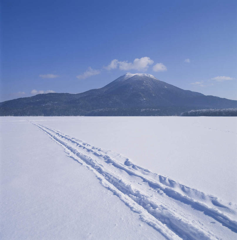 无人,方图,室外,白天,正面,旅游,度假,美景,山,山脉,雪,大雪,北海道,日本,亚洲,两条,一排,阴影,朦胧,模糊,整齐,光线,影子,积雪,景观,山峰,雪景,云,云朵,冬季,冬天,山峦,痕迹,云彩,娱乐,排列,蓝色,白云,蓝天,天空,阳光,自然,群山,天,享受,休闲,景色,放松,寒冷,晴朗,印迹,队列,自然风光,东亚,日本国,北海道地方,北海道岛,严寒,陈迹,晴空,彩图