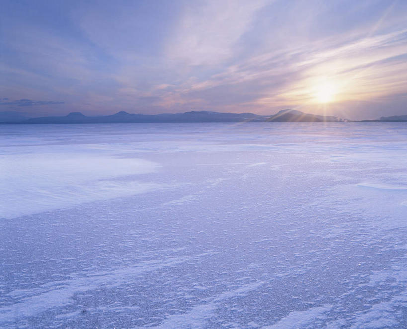 无人,横图,室外,白天,正面,旅游,度假,日出,湖,湖泊,山,山脉,水,太阳,雪,大雪,北海道,日本,亚洲,阴影,朦胧,模糊,光线,影子,湖面,积雪,山峰,水流,水面,雪景,云,云朵,冬季,冬天,朝霞,晨曦,黎明,山峦,云彩,娱乐,蓝色,白云,蓝天,天空,阳光,湖水,群山,天,享受,休闲,放松,寒冷,晴朗,东亚,日本国,北海道地方,北海道岛,严寒,钏路湖,朝阳,晴空,彩图,破晓,钏路,钏路市