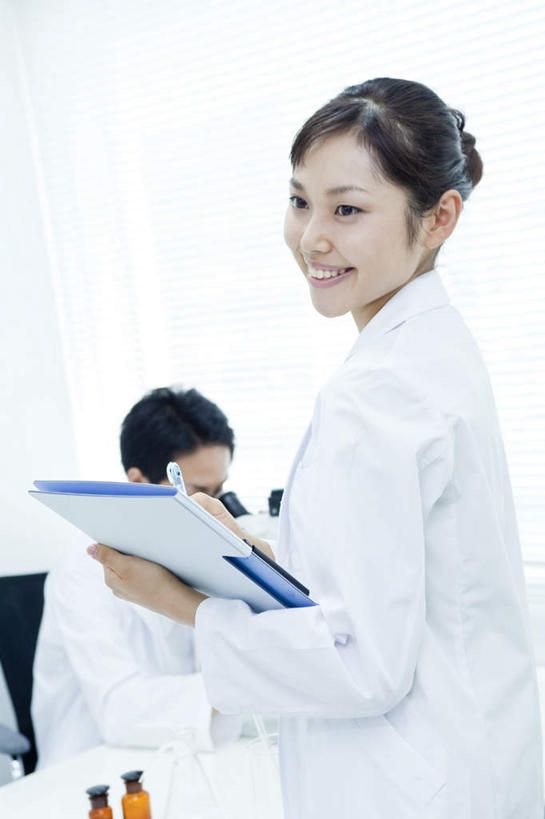 东方人,两个人,同事,医生,医院,站,坐,捧,笑,微笑,露齿笑,竖图,室内,白天,正面,成功,合作,团队,集体,信心,实验,亚洲,两瓶,握,朦胧,模糊,研究,科学,笔,材料,档案,文件,实验室,研究室,办公用品,记事本,圆珠笔,拿,拿着,扭头,黄种人,队伍,玻璃制品,文具,本子,笔记本,玻璃瓶,瓶子,学习用品,资料,站着,转头,医护人员,医疗人员,握着,文具用品,科研,领导,成就,文档,化验,检验,合伙,领袖,研究所,医疗机构,化验室,检验室,男人,男性,年轻男性,年轻女性,女人,女性,亚洲人,大夫,端,端着,捧着,手捧,站立,坐着,半身,彩图,病院,诊所