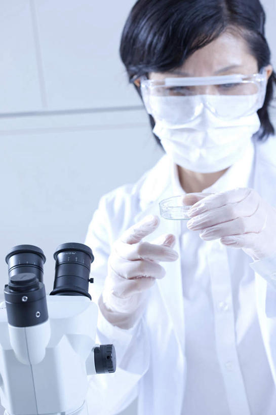 东方人,一个人,站,竖图,室内,白天,正面,安全,实验,仪器,亚洲,仅一个年轻女性,仅一个女性,仅一个人,一副,握,检查,朦胧,模糊,研究,反射,分离,分析,科学,显微镜,眼镜,实验室,研究室,防护,过滤,拿,分开,拿着,黄种人,一个,口罩,观察,站着,隔断,清晰,探索,握着,遮掩,放大,单个,观看,护目镜,保护,隔离,仔细,透镜,科研,卫生,掩盖,凸透镜,遮挡,聚焦,关注,净化,间隔,化验,保险,预防,检验,研究所,遮盖,防尘,化验室,检验室,光学,保全,周全,安稳,安定,清楚,掩饰,断绝,隔开,屏蔽,屏绝,远离,中断,阻遏,阻隔,安全防护眼镜,平安,年轻女性,女人,女性,亚洲人,站立,半身,彩图,防护眼镜