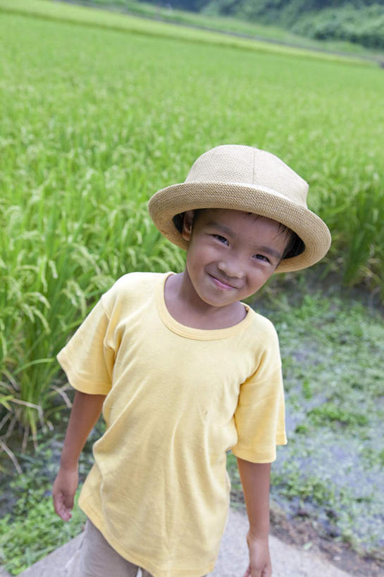东方人,儿童,一个人,农田,站,笑,睡,微笑,竖图,俯视,室外,白天,纯洁,庄稼,农作物,帽子,亚洲,仅一个男性,仅一个人,阴影,朦胧,模糊,反射,影子,黄种人,小孩,遮阳帽,站着,仅一个小孩,可爱,童年,童趣,童真,烂漫,无邪,一顶,天真,男孩,男人,男性,亚洲人,孩子,困,困觉,寝息,睡觉,站立,半身,彩图,高角度拍摄,耕地,庄稼田,男生