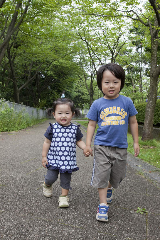 东方人,儿童,两个人,伙伴,朋友,走,握手,笑,微笑,露齿笑,竖图,室外,白天,正面,友谊,纯洁,草地,草坪,森林,树林,植物,道路,路,公路,亚洲,朦胧,模糊,交通,黄种人,草,树,树木,小孩,绿色,自然,可爱,童年,童趣,生长,成长,童真,烂漫,无邪,天真,友情,男孩,男人,男性,女孩,女人,女性,亚洲人,马路,步行,搀手,拉手,散步,手搀手,手拉手,手牵手,手握手,走路,彩图,全身,男生,女生