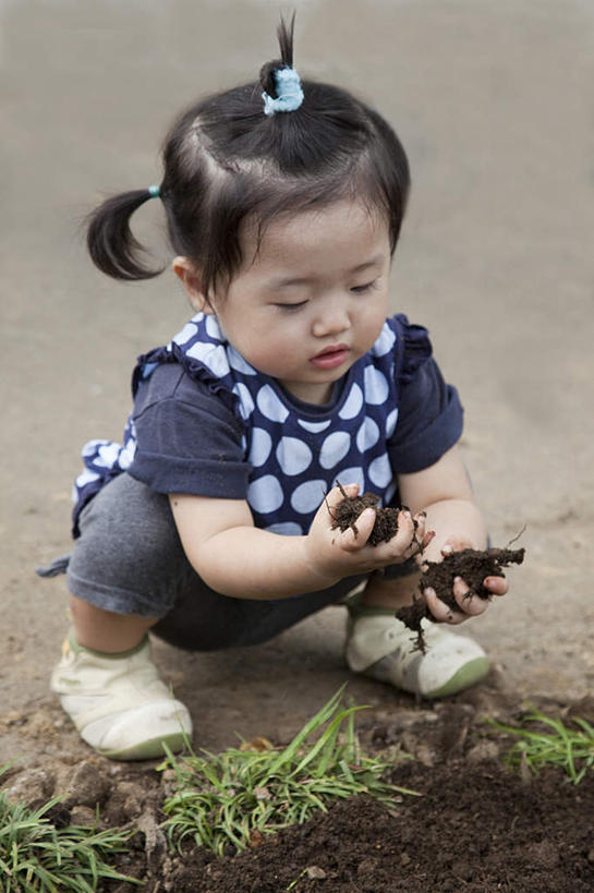 东方人,儿童,一个人,蹲,竖图,俯视,室外,白天,纯洁,草地,草坪,植物,亚洲,仅一个女性,仅一个人,握,朦胧,模糊,泥土,土壤,地面,拿,拿着,黄种人,草,小孩,绿色,仅一个小孩,可爱,童年,童趣,握着,童真,烂漫,无邪,天真,女孩,女人,女性,亚洲人,孩子,蹲着,彩图,高角度拍摄,全身,女生