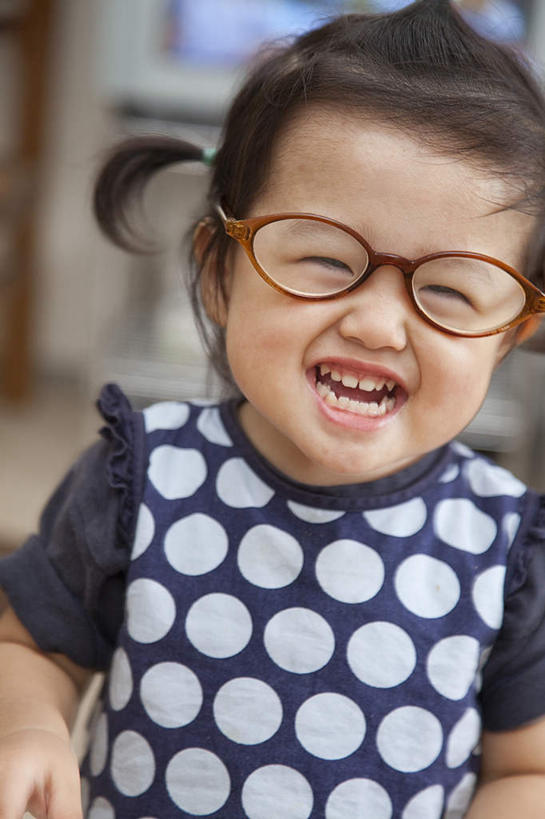 东方人,儿童,一个人,站,笑,微笑,露齿笑,竖图,室外,白天,正面,纯洁,亚洲,仅一个女性,仅一个人,一副,朦胧,模糊,眼镜,黄种人,小孩,红色,站着,仅一个小孩,可爱,童年,童趣,近视眼镜,童真,烂漫,无邪,天真,女孩,女人,女性,亚洲人,孩子,站立,半身,彩图,女生