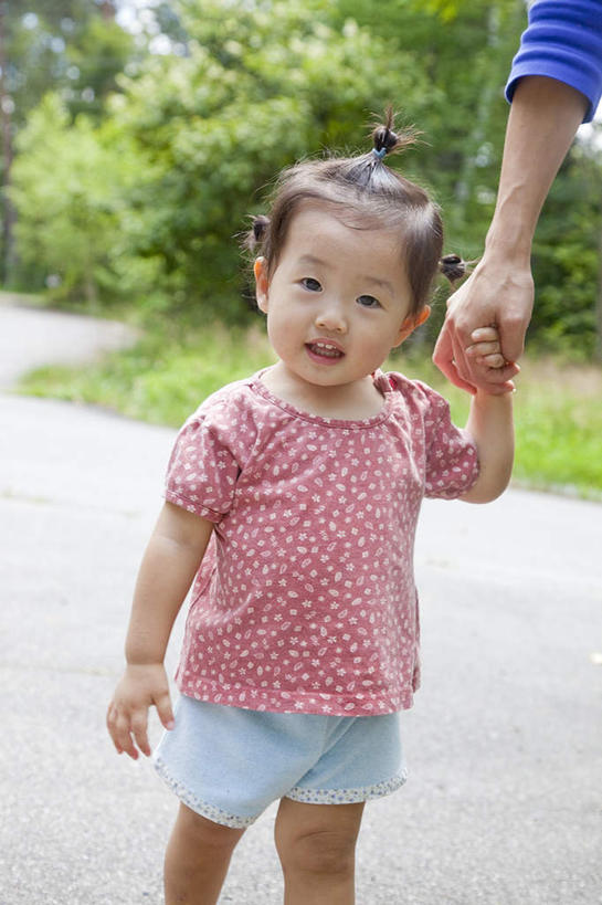 东方人,儿童,两个人,家庭,母亲,女儿,站,握手,笑,微笑,露齿笑,竖图,室外,白天,正面,纯洁,草地,草坪,植物,道路,路,公路,亚洲,阴影,朦胧,模糊,光线,影子,交通,黄种人,草,小孩,绿色,阳光,站着,温暖,温馨,母女,一家人,可爱,母爱,童年,童趣,和睦,童真,烂漫,无邪,天真,年轻女性,女孩,女人,女性,亚洲人,孩子,年轻人,马路,搀手,拉手,手搀手,手拉手,手牵手,手握手,站立,半身,彩图,融洽,女生