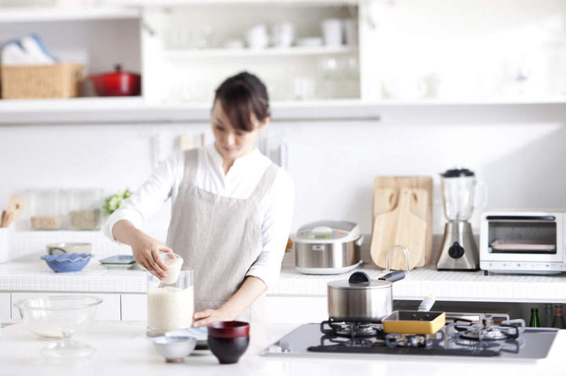 东方人,头发,一个人,站,举,笑,摸,微笑,露齿笑,横图,室内,白天,正面,烹饪,厨房,柜子,杯子,餐具,厨具,亚洲,仅一个年轻女性,仅一个女性,仅一个人,一堆,抚摸,握,阴影,堆叠,堆积,服装,光线,碟子,工具,盘,围裙,影子,墙,谷类,谷物,米,拿,拿着,扭头,注视,休闲装,黄种人,干净,大米,墙壁,墙面,衣服,白色,黑色,灰色,阳光,盘子,水杯,橱柜,碟,低头,观察,看,托,站着,转头,休闲,休闲服,握着,服饰,观看,堆,察看,卫生,关注,烹饪用具,年轻女性,女人,女性,亚洲人,长发,茶杯,烹调用具,洗涤用具,触摸,接触,举起,举手,举着,烹调,洗涤,向上举,向上伸,向上托,站立,半身,彩图,灶间