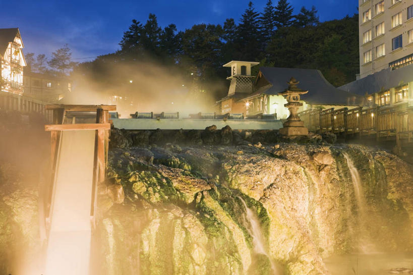 无人,家,横图,室外,夜晚,正面,按摩,美容,旅游,度假,草地,草坪,石头,美景,植物,雾,路灯,照明,日本,亚洲,护肤,阴影,沸腾,反射,蒸汽,石子,影子,房屋,屋子,景观,灯光,水蒸气,娱乐,楼房,住宅,灯,草,树,树木,蓝色,绿色,蓝天,天空,自然,天,保养,享受,休闲,景色,放松,SPA水疗,保健,温泉浴场,生长,成长,照亮,照明设备,自然风光,东亚,养颜,本州,关东地方,本州岛,日本国,群马,群马县,蒸发,石块,岩石,矿泉疗养地,彩图,水疗,房子