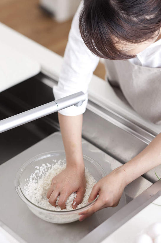 东方人,头发,一个人,站,举,笑,摸,微笑,露齿笑,竖图,俯视,室内,白天,水,厨房,杯子,亚洲,仅一个年轻女性,仅一个女性,仅一个人,一堆,抚摸,握,阴影,堆叠,堆积,服装,光线,围裙,液体,影子,墙,水池,水滴,谷类,谷物,米,拿,拿着,注视,休闲装,黄种人,大米,墙壁,墙面,衣服,白色,黑色,灰色,阳光,水杯,按,低头,观察,看,托,站着,休闲,休闲服,握着,服饰,流动,观看,堆,察看,关注,年轻女性,女人,女性,亚洲人,长发,茶杯,触摸,接触,举起,举手,举着,清洗,向上举,向上伸,向上托,站立,半身,彩图,高角度拍摄,灶间