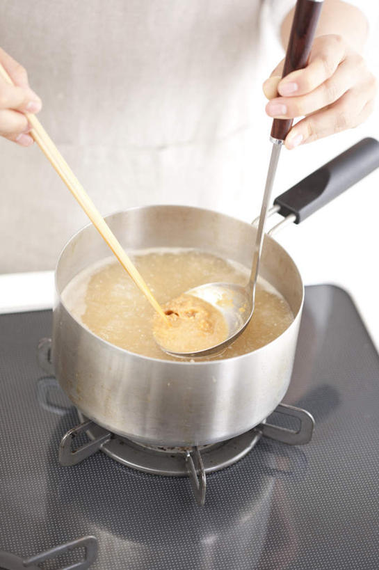 东方人,头发,一个人,站,捧,摸,竖图,俯视,室内,白天,厨房,柜子,筷子,餐具,亚洲,仅一个年轻女性,仅一个女性,仅一个人,抚摸,握,阴影,服装,光线,锅子,围裙,影子,勺子,汤,灶头,拿,拿着,休闲装,黄种人,文化,传统,一个,衣服,白色,黑色,阳光,橱柜,调羹,汤匙,站着,休闲,休闲服,握着,服饰,单个,礼节,礼仪,一碗,年轻女性,女人,女性,亚洲人,进餐用具,触摸,端,端着,接触,捧着,手捧,站立,半身,彩图,高角度拍摄,灶间