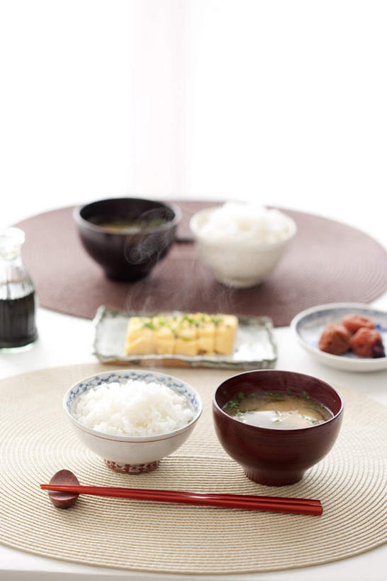 米饭,无人,竖图,俯视,室内,特写,白天,烹饪,餐桌,筷子,桌子,蔬菜,餐具,阴影,新鲜,光线,碟子,盘,影子,勺子,肉,汤,日本料理,料理,食品,褐色,饭,文化,传统,菜肴,美食,肉类,食物,阳光,盘子,调羹,碟,汤匙,碗,日式料理,日式,佳肴,有机食品,绿色食品,餐台,礼节,五谷,礼仪,肉食,进餐用具,烹调用具,彩图,高角度拍摄