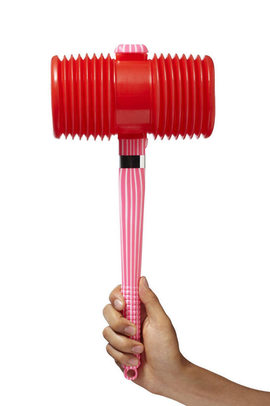 东方人,手,一个人,举,竖图,室内,特写,白天,白色背景,正面,游戏,玩具,亚洲,仅一个男性,仅一个人,一把,握,锤子,榔头,拿,玩,拿着,黄种人,娱乐,仅一个年轻男性,红色,托,休闲,手部,益智,握着,摄影,影棚,活动,发泄,消遣,智力,宣泄,男人,男性,年轻男性,亚洲人,举起,举手,举着,玩耍,嬉戏,向上举,向上伸,向上托,半身,彩图,影棚拍摄,拍摄