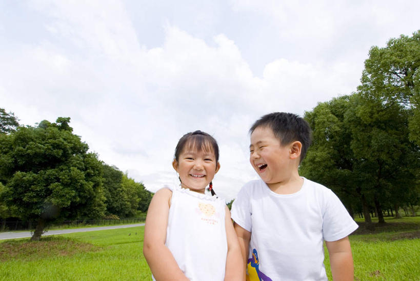 东方人,儿童,两个人,栏杆,站,笑,微笑,露齿笑,横图,室外,白天,正面,纯洁,草地,草坪,植物,道路,路,亚洲,围栏,小路,交通,注视,黄种人,护栏,相视,草,树,树木,小孩,蓝色,绿色,蓝天,天空,自然,天,观察,看,站着,面对面,可爱,童年,童趣,生长,晴朗,成长,观看,对视,察看,关注,相对,童真,烂漫,无邪,万里无云,相看,天真,男孩,男人,男性,女孩,女人,女性,亚洲人,晴空,晴空万里,站立,半身,彩图,男生,女生