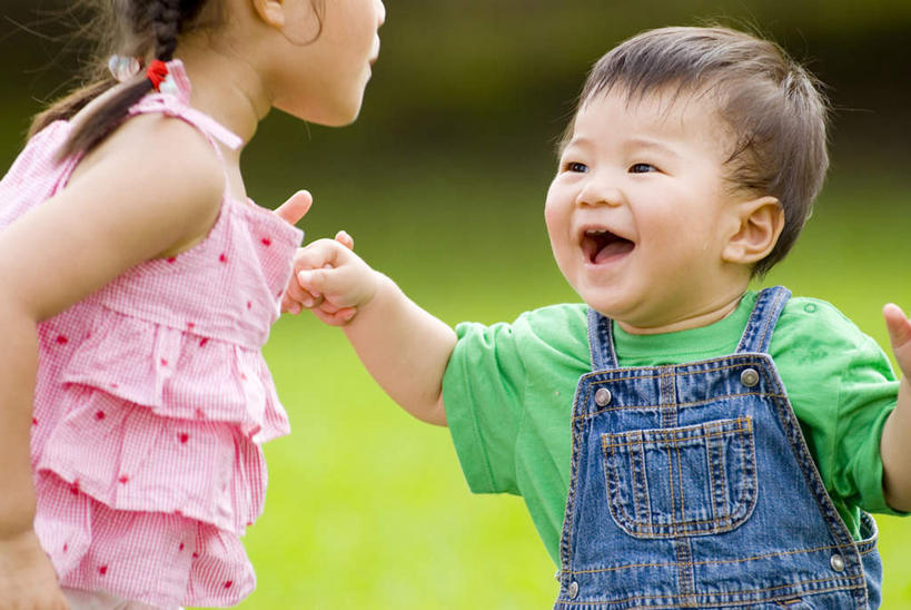 东方人,儿童,两个人,站,举,笑,微笑,露齿笑,横图,室外,白天,正面,纯洁,草地,草坪,植物,亚洲,注视,黄种人,相视,草,小孩,绿色,观察,看,托,站着,面对面,可爱,童年,童趣,观看,对视,察看,关注,相对,童真,烂漫,无邪,相看,天真,男孩,男人,男性,女孩,女人,女性,亚洲人,举起,举手,举着,向上举,向上伸,向上托,站立,半身,彩图,男生,女生