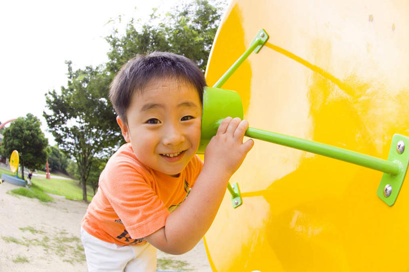 东方人,儿童,一个人,游乐园,站,举,笑,微笑,露齿笑,横图,室外,白天,正面,游戏,纯洁,草地,草坪,植物,道路,路,游乐场,玩具,亚洲,仅一个男性,仅一个人,握,小路,交通,拿,玩,拿着,注视,黄种人,娱乐,草,树,树木,小孩,蓝色,绿色,蓝天,天空,自然,天,观察,看,托,站着,仅一个小孩,休闲,可爱,童年,童趣,益智,贴,握着,生长,晴朗,成长,观看,活动,察看,发泄,关注,消遣,智力,童真,烂漫,无邪,万里无云,宣泄,乐园,天真,男孩,男人,男性,亚洲人,孩子,晴空,晴空万里,举起,举手,举着,玩耍,嬉戏,向上举,向上伸,向上托,站立,半身,彩图,男生