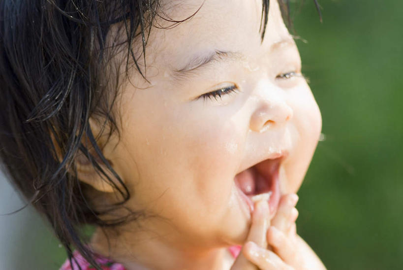 东方人,儿童,一个人,站,举,笑,微笑,露齿笑,横图,室外,特写,白天,正面,纯洁,草地,草坪,水,植物,露水,亚洲,仅一个女性,仅一个人,朦胧,模糊,液体,水滴,注视,黄种人,草,小孩,绿色,露珠,观察,看,托,站着,张嘴,仅一个小孩,可爱,童年,童趣,潮湿,观看,察看,关注,张大嘴巴,童真,烂漫,无邪,湿润,天真,女孩,女人,女性,亚洲人,孩子,张开嘴,举起,举手,举着,向上举,向上伸,向上托,站立,半身,彩图,女生