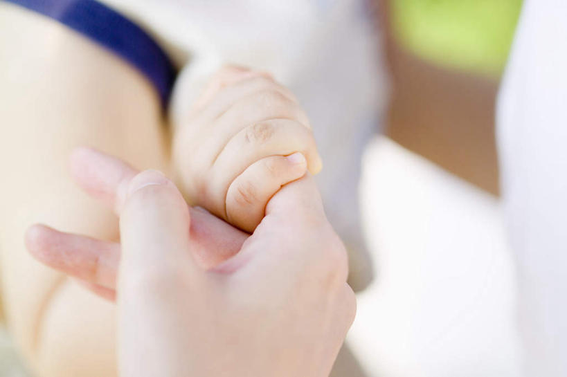 东方人,儿童,手,家庭,母亲,女儿,站,横图,室外,特写,白天,侧面,纯洁,草地,草坪,植物,亚洲,握,朦胧,模糊,黄种人,草,小孩,绿色,站着,温暖,温馨,母女,一家人,手部,可爱,母爱,童年,童趣,搭,握着,潮湿,和睦,搭着,童真,烂漫,无邪,湿润,天真,年轻女性,女孩,女人,女性,亚洲人,孩子,年轻人,站立,半身,彩图,融洽,女生