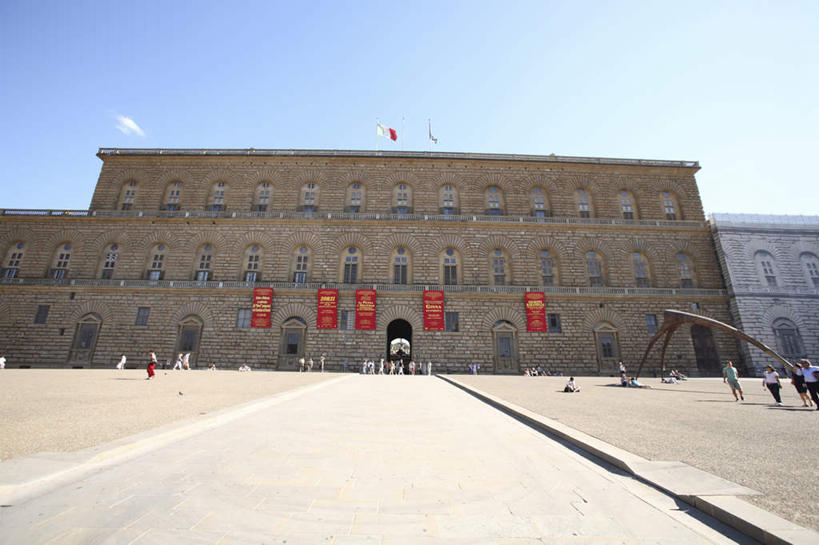 家,广场,宫殿,站,走,横图,室外,白天,仰视,旅游,度假,美景,名胜古迹,城市风光,标志建筑,城市,道路,地标,建筑,路,公路,旗帜,意大利,欧洲,游客,遗迹,房屋,屋子,景观,交通,许多人,古迹,文物,娱乐,旗子,建设,古建筑,楼房,旅客,住宅,蓝色,蓝天,天空,天,站着,一群人,享受,休闲,旅游胜地,景色,放松,晴朗,南欧,古文明,万里无云,意大利共和国,皮蒂宫,旌旗,旗号,晴空,晴空万里,马路,步行,散步,站立,走路,彩图,低角度拍摄,全身,房子