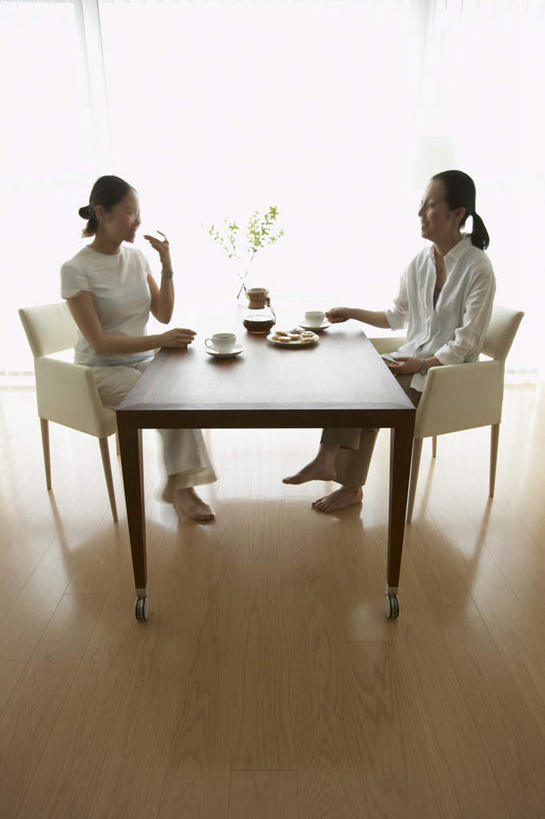 点心,面包,东方人,两个人,伙伴,朋友,家,客厅,坐,竖图,室内,白天,侧面,友谊,别墅,餐桌,窗户,家具,装修,桌子,建筑,杯子,餐具,欧式,亚洲,阴影,装饰,光线,瓷器,碟子,盘,影子,房屋,屋子,公寓,食品,面点,咖啡杯,陶瓷制品,豪华,拿,拿着,注视,黄种人,建设,现代,装潢,洋房,楼房,玻璃窗,相视,住宅,食物,糕点,阳光,盘子,碟,室内装潢,观察,看,面对面,餐台,观看,对视,明亮,察看,起居室,舒适,家居装潢,关注,瓷杯,相对,房屋设计,地中海风格,古典风格,简约风格,室内设计,宽敞,相看,样板房装潢,友情,年轻女性,女人,女性,亚洲人,设计,坐着,彩图,全身,房子