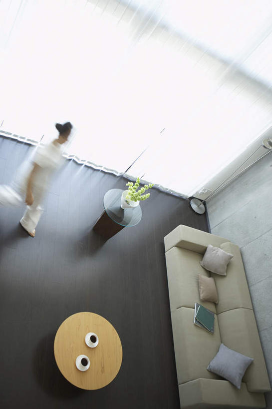 咖啡,东方人,一个人,家,客厅,站,走,竖图,俯视,室内,白天,幸福,别墅,餐桌,家具,装修,桌子,建筑,杯子,餐具,欧式,亚洲,仅一个年轻女性,仅一个女性,仅一个人,朦胧,模糊,装饰,瓷器,碟子,盘,房屋,屋子,公寓,咖啡杯,陶瓷制品,两杯,豪华,注视,黄种人,娱乐,建设,现代,装潢,洋房,楼房,住宅,饮料,盘子,碟,室内装潢,观察,看,站着,享受,休闲,温馨,放松,乐趣,餐台,观看,明亮,察看,提神,起居室,舒适,家居装潢,关注,瓷杯,醒脑,房屋设计,地中海风格,古典风格,简约风格,室内设计,宽敞,样板房装潢,软饮料,年轻女性,女人,女性,亚洲人,设计,步行,散步,站立,走路,彩图,高角度拍摄,全身,房子