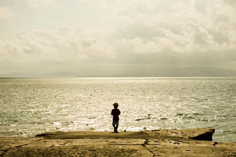 东方人,儿童,一个人,站,横图,室外,白天,旅游,度假,纯洁,海浪,海洋,石头,美景,亚洲,仅一个男性,仅一个人,石子,景观,浪花,水平线,云,云朵,辽阔,海平线,云彩,注视,黄种人,娱乐,小孩,背面,白云,天空,自然,海水,天,观察,看,站着,仅一个小孩,享受,休闲,广阔,景色,放松,可爱,童年,童趣,观看,一望无际,察看,关注,自然风光,海景,童真,烂漫,无邪,无边无际,一马平川,天真,男孩,男人,男性,亚洲人,孩子,大海,风浪,海,海水的波动,近岸浪,石块,岩石,涌浪,站立,彩图,全身,水天相接,水天一线,男生