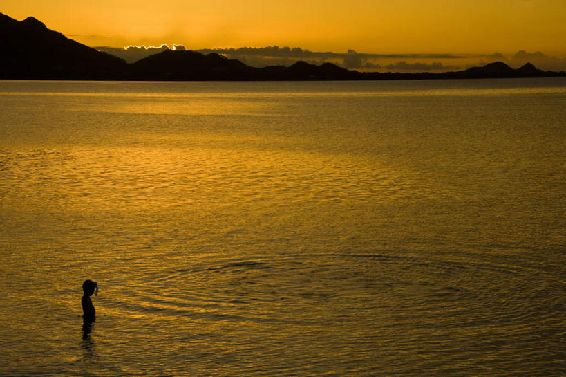 东方人,站,横图,室外,白天,旅游,度假,海浪,海洋,石头,美景,山,山脉,亚洲,石子,景观,浪花,山顶,山峰,云,云朵,山峦,云彩,注视,黄种人,娱乐,背面,白云,天空,自然,海水,群山,天,观察,看,站着,享受,休闲,景色,放松,观看,察看,关注,自然风光,海景,沉积岩,颠峰,极峰,水成岩,亚洲人,大海,风浪,海,海水的波动,近岸浪,石块,岩石,涌浪,站立,彩图,全身