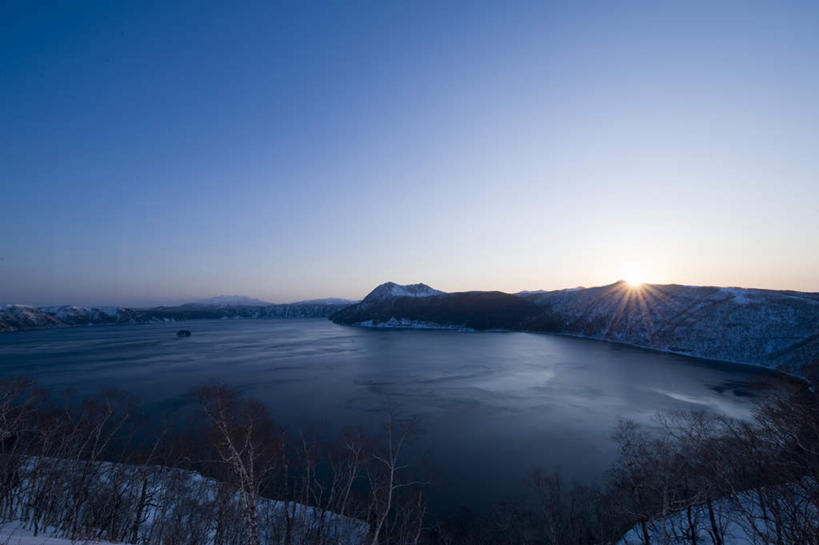 无人,横图,室外,白天,正面,旅游,度假,日出,海浪,海洋,石头,美景,山,山脉,太阳,植物,日本,亚洲,阴影,光线,石子,影子,景观,浪花,山顶,山峰,朝霞,晨曦,黎明,山峦,娱乐,冲绳,树,树木,绿色,白云,阳光,自然,海水,群山,享受,休闲,景色,放松,生长,晴朗,成长,冲绳县,自然风光,海景,东亚,沉积岩,琉球群岛,日本国,九州地方,颠峰,极峰,水成岩,大海,风浪,海,海水的波动,近岸浪,石块,岩石,涌浪,朝阳,晴空,彩图,破晓