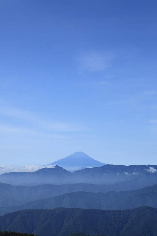 无人,竖图,室外,白天,仰视,旅游,度假,火山,石头,美景,山,山脉,雾,富士山,静冈县,日本,亚洲,朦胧,模糊,石子,景观,山顶,山峰,云,云朵,山峦,云彩,娱乐,蓝色,白云,蓝天,天空,自然,群山,天,享受,休闲,景色,放松,晴朗,迷雾,自然风光,东亚,沉积岩,本州,本州岛,日本国,中部地方,静冈,山梨,山梨县,颠峰,极峰,水成岩,活火山,石块,死火山,休眠火山,岩石,大雾,晴空,彩图,低角度拍摄