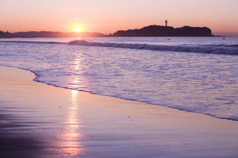 无人,横图,室外,白天,正面,旅游,度假,日出,海浪,海洋,石头,美景,沙滩,山,山脉,太阳,神奈川,日本,亚洲,阴影,光线,沙子,石子,影子,海岸,景观,浪花,山顶,山峰,朝霞,晨曦,黎明,沙地,山峦,神奈川县,娱乐,倒影,阳光,自然,海水,群山,享受,休闲,景色,放松,倒映,自然风光,海景,东亚,沉积岩,本州,关东地方,本州岛,日本国,颠峰,极峰,反照,水成岩,大海,风浪,海,海水的波动,海滩,近岸浪,石块,岩石,涌浪,朝阳,彩图,破晓