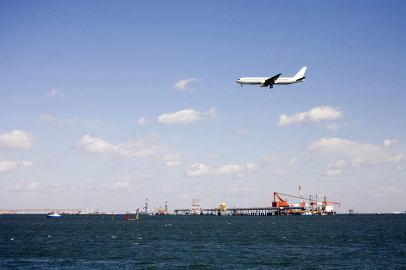 无人,横图,室外,白天,正面,旅游,度假,海浪,海洋,美景,飞机,东京,日本,亚洲,景观,浪花,水平线,云,云朵,辽阔,交通,海平线,云彩,娱乐,航空,蓝色,白云,蓝天,天空,自然,海水,交通工具,天,享受,休闲,广阔,景色,放松,运输,一架,晴朗,一望无际,客机,自然风光,载具,海景,东亚,本州,关东地方,本州岛,日本国,东京都,无边无际,一马平川,大海,风浪,海,海水的波动,近岸浪,涌浪,晴空,彩图,水天相接,水天一线