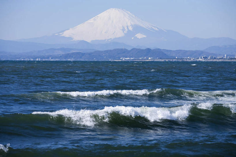 无人,横图,室外,白天,正面,旅游,度假,海浪,海洋,火山,石头,美景,山,雪,雪山,大雪,富士山,静冈县,日本,亚洲,石子,冰,积雪,景观,浪花,山顶,山峰,雪景,云,云朵,冬季,冬天,山峦,云彩,娱乐,蓝色,白云,蓝天,天空,自然,海水,天,享受,休闲,景色,放松,寒冷,晴朗,冰冷,自然风光,海景,东亚,沉积岩,本州,本州岛,日本国,中部地方,静冈,山梨,山梨县,严寒,冰凉,酷寒,凛冽,凛凛,极冷,颠峰,极峰,水成岩,大海,风浪,海,海水的波动,活火山,近岸浪,石块,死火山,休眠火山,岩石,涌浪,晴空,彩图
