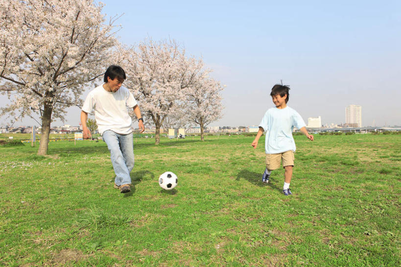东方人,儿童,两个人,家庭,父亲,儿子,跑,横图,室外,白天,正面,锻炼,幸福,纯洁,运动,足球,草地,草坪,植物,樱花,亚洲,许多,服装,盛开,云,云朵,足球装备,花蕾,云彩,注视,休闲装,黄种人,运动器械,草,花,花瓣,花朵,鲜花,树,树木,小孩,衣服,粉色,蓝色,绿色,白云,蓝天,天空,自然,天,花苞,花蕊,观察,看,休闲,温暖,温馨,父子,一家人,休闲服,健身器械,父爱,可爱,童年,童趣,服饰,生长,晴朗,成长,观看,等待,和睦,察看,生命,关注,健身器材,童真,烂漫,无邪,仙樱花,福岛樱,青肤樱,蹴鞠,高尚,热烈,体育,天真,足球运动,男孩,男人,男性,年轻男性,亚洲人,孩子,年轻人,晴空,荆桃,跑步,彩图,全身,健身,融洽,运动器材,男生