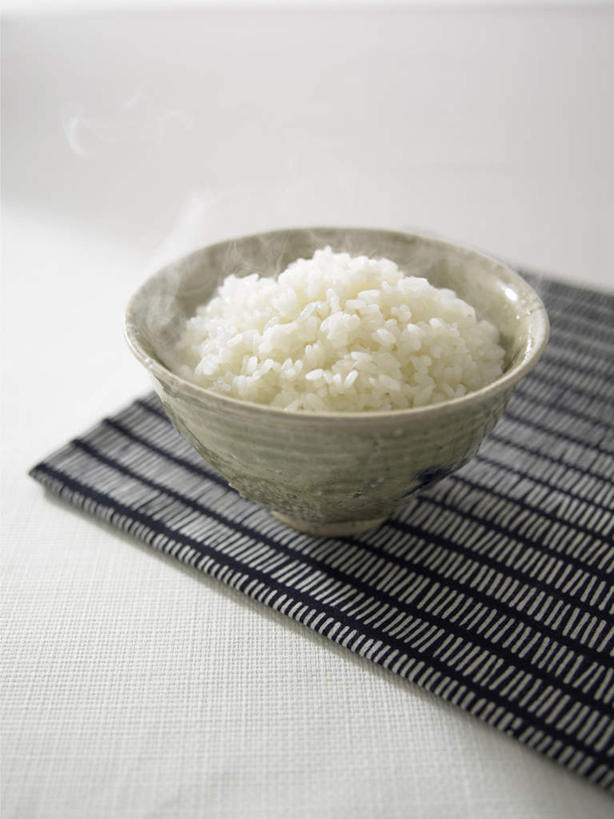 米饭,无人,竖图,俯视,室内,特写,白天,白色背景,桌面,桌子,一堆,堆叠,堆积,花纹,木制,布,图案,陶瓷,谷类,谷物,陶瓷制品,饭,米,布纹,大米,一个,木制品,容器,碗,摄影,影棚,单个,储藏,堆,布匹,五谷,储存,彩图,高角度拍摄,影棚拍摄,拍摄,贮存