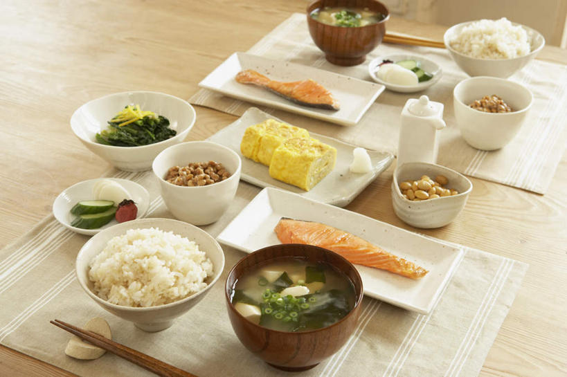 米饭,三文鱼,无人,横图,俯视,室外,特写,白天,烹饪,餐桌,桌子,鲑鱼,菠菜,黄瓜,静物,餐具,切片,碟子,盘,陶瓷,日本料理,料理,食品,蛋卷,筷架,陶瓷制品,饭,筷枕,菜肴,美食,食物,盘子,容器,碟,碗,日式料理,日式,摄影,佳肴,影棚,餐台,储藏,筷子架,大马哈鱼,五谷,储存,撒蒙鱼,萨门鱼,冰海之皇,鲑,马哈鱼,麻哈鱼,大麻哈鱼,进餐用具,烹调用具,鹦鹉菜,鼠根菜,青瓜,角菜,胡瓜,红嘴绿鹦哥,赤根菜,菠薐菜,波斯草,彩图,高角度拍摄,影棚拍摄,拍摄,贮存