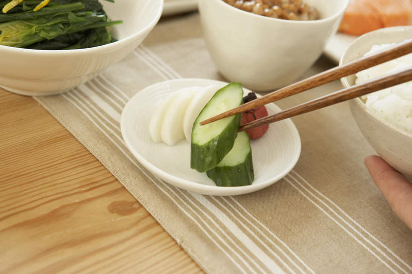 米饭,无人,坐,横图,俯视,室内,特写,白天,餐桌,桌子,菠菜,黄瓜,蔬菜,餐具,切片,新鲜,碟子,盘,陶瓷,食品,陶瓷制品,饭,夹,拿,拿着,食物,盘子,容器,碟,碗,有机食品,绿色食品,餐台,储藏,五谷,储存,鹦鹉菜,鼠根菜,青瓜,角菜,胡瓜,红嘴绿鹦哥,赤根菜,菠薐菜,波斯草,坐着,彩图,高角度拍摄,贮存