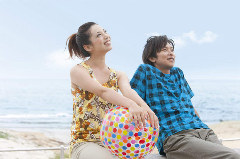 东方人,两个人,家庭,夫妻,坐,抱,横图,彩色,室外,白天,正面,爱情,旅游,度假,海浪,海洋,沙滩,亚洲,条纹,服装,格子,沙子,海岸,浪花,水平线,云,云朵,辽阔,海平线,沙地,浪漫,云彩,注视,休闲装,黄种人,娱乐,球,一个,衣服,蓝色,黑色,白云,蓝天,天空,海水,天,观察,看,享受,休闲,广阔,球体,温暖,温馨,一家人,休闲服,恩爱,放松,恋人,服饰,晴朗,单个,抱着,观看,一望无际,和睦,察看,搂着,关注,海景,无边无际,一马平川,男人,男性,年轻男性,年轻女性,女人,女性,亚洲人,年轻人,长发,夫妇,情侣,大海,风浪,海,海水的波动,海滩,近岸浪,涌浪,晴空,搂,搂抱,坐着,半身,彩图,伴侣,融洽,水天相接,水天一线