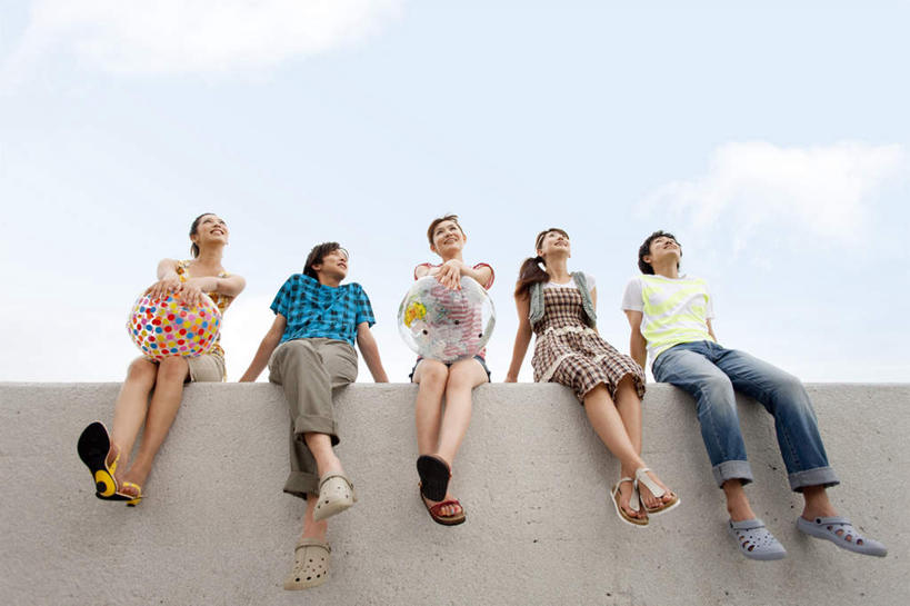 东方人,家庭,夫妻,坐,横图,室外,白天,仰视,爱情,旅游,度假,亚洲,撑,服装,格子,墙,云,云朵,许多人,浪漫,云彩,注视,休闲装,黄种人,娱乐,墙壁,墙面,衣服,蓝色,黑色,白云,蓝天,天空,天,观察,看,一群人,享受,休闲,温暖,温馨,一家人,休闲服,恩爱,放松,恋人,服饰,晴朗,观看,和睦,察看,撑着,关注,男人,男性,年轻男性,年轻女性,女人,女性,亚洲人,年轻人,长发,夫妇,情侣,晴空,坐着,彩图,低角度拍摄,全身,伴侣,融洽