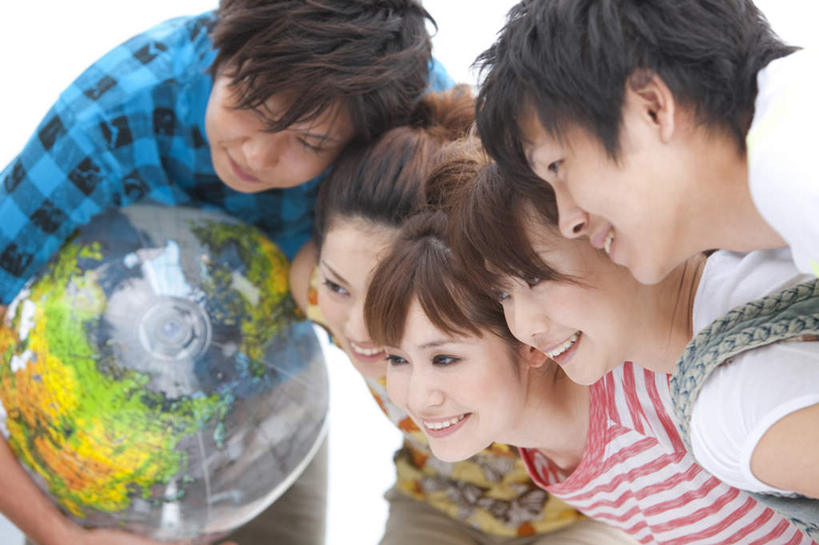 东方人,家庭,夫妻,站,抱,横图,俯视,彩色,室外,白天,爱情,旅游,度假,亚洲,弯腰,条纹,服装,格子,云,云朵,许多人,浪漫,云彩,注视,休闲装,黄种人,娱乐,球,两个,衣服,蓝色,黑色,白云,蓝天,天空,天,观察,看,站着,一群人,享受,休闲,球体,温暖,温馨,一家人,休闲服,恩爱,放松,恋人,服饰,晴朗,抱着,观看,和睦,察看,搂着,关注,弯身,男人,男性,年轻男性,年轻女性,女人,女性,亚洲人,年轻人,长发,夫妇,情侣,晴空,搂,搂抱,站立,半身,彩图,高角度拍摄,伴侣,融洽