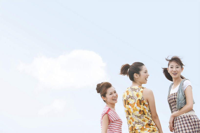 东方人,三个人,伙伴,朋友,站,横图,室外,白天,仰视,旅游,度假,友谊,美景,亚洲,服装,格子,景观,云,云朵,云彩,扭头,注视,休闲装,黄种人,娱乐,衣服,蓝色,黑色,白云,蓝天,天空,自然,天,观察,看,站着,转头,享受,休闲,休闲服,景色,放松,服饰,晴朗,观看,察看,关注,自然风光,友情,年轻女性,女人,女性,亚洲人,长发,晴空,站立,半身,彩图,低角度拍摄