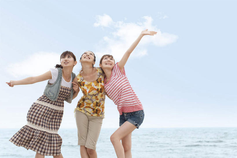 东方人,三个人,伙伴,朋友,站,举,横图,室外,白天,正面,旅游,度假,友谊,海浪,海洋,美景,沙滩,亚洲,条纹,服装,格子,沙子,海岸,景观,浪花,水平线,云,云朵,辽阔,海平线,沙地,云彩,注视,休闲装,黄种人,娱乐,衣服,蓝色,黑色,白云,蓝天,天空,自然,海水,天,观察,看,托,站着,享受,休闲,广阔,休闲服,景色,放松,服饰,晴朗,观看,一望无际,察看,关注,自然风光,海景,无边无际,一马平川,友情,年轻女性,女人,女性,亚洲人,长发,大海,风浪,海,海水的波动,海滩,近岸浪,涌浪,晴空,举起,举手,举着,向上举,向上伸,向上托,站立,半身,彩图,水天相接,水天一线