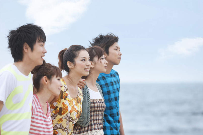 东方人,四个人,伙伴,朋友,站,横图,室外,白天,侧面,旅游,度假,友谊,海浪,海洋,石头,美景,亚洲,一排,条纹,服装,整齐,石子,景观,浪花,水平线,云,云朵,辽阔,海平线,云彩,注视,休闲装,黄种人,娱乐,排列,衣服,蓝色,黑色,白云,蓝天,天空,自然,海水,天,观察,看,站着,享受,休闲,广阔,休闲服,景色,放松,服饰,晴朗,观看,一望无际,察看,队列,关注,自然风光,海景,无边无际,一马平川,友情,男人,男性,年轻男性,年轻女性,女人,女性,亚洲人,长发,大海,风浪,海,海水的波动,近岸浪,石块,岩石,涌浪,晴空,站立,半身,彩图,水天相接,水天一线