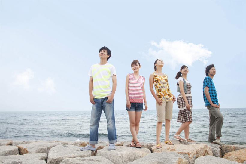 东方人,伙伴,朋友,站,横图,室外,白天,正面,旅游,度假,友谊,海浪,海洋,石头,美景,亚洲,一排,条纹,服装,整齐,石子,景观,浪花,水平线,云,云朵,辽阔,海平线,许多人,云彩,注视,休闲装,黄种人,娱乐,排列,衣服,蓝色,黑色,白云,蓝天,天空,自然,海水,天,观察,看,站着,一群人,享受,休闲,广阔,休闲服,景色,放松,服饰,晴朗,观看,一望无际,察看,队列,关注,自然风光,海景,双手抄兜,双手放兜,无边无际,一马平川,友情,男人,男性,年轻男性,年轻女性,女人,女性,亚洲人,长发,大海,风浪,海,海水的波动,近岸浪,石块,岩石,涌浪,晴空,插兜,两手抄兜,两手放兜,手插兜,手放口袋,站立,彩图,全身,水天相接,水天一线,手抄兜