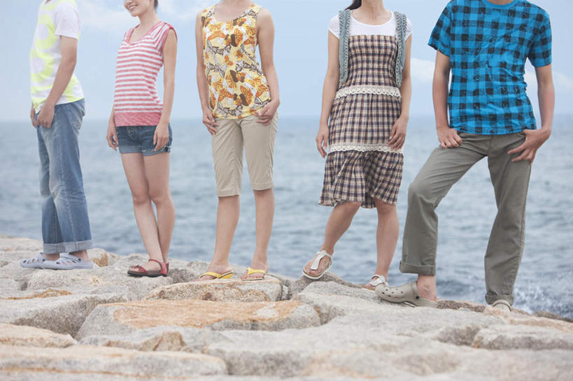 东方人,四个人,伙伴,朋友,站,横图,室外,白天,正面,旅游,度假,友谊,海浪,海洋,石头,美景,亚洲,一排,条纹,服装,整齐,石子,景观,浪花,水平线,辽阔,海平线,注视,休闲装,黄种人,娱乐,排列,衣服,自然,海水,观察,看,站着,享受,休闲,广阔,休闲服,景色,放松,服饰,观看,一望无际,察看,队列,关注,自然风光,海景,双手抄兜,双手放兜,无边无际,一马平川,友情,男人,男性,年轻男性,年轻女性,女人,女性,亚洲人,大海,风浪,海,海水的波动,近岸浪,石块,岩石,涌浪,插兜,两手抄兜,两手放兜,手插兜,手放口袋,站立,半身,彩图,水天相接,水天一线,手抄兜