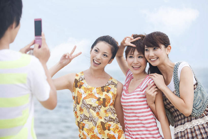 东方人,背部,三个人,伙伴,朋友,站,横图,室外,白天,正面,旅游,度假,快乐,兴奋,友谊,骄傲,成功,胜利,海浪,海洋,美景,亚洲,条纹,服装,景观,浪花,水平线,云,云朵,辽阔,海平线,云彩,注视,休闲装,黄种人,娱乐,衣服,蓝色,黑色,白云,蓝天,天空,自然,海水,天,观察,看,手势,站着,享受,休闲,广阔,休闲服,景色,放松,自信,服饰,晴朗,观看,一望无际,察看,关注,自然风光,海景,无边无际,一马平川,友情,男人,男性,年轻男性,年轻女性,女人,女性,亚洲人,长发,大海,风浪,海,海水的波动,近岸浪,涌浪,晴空,站立,半身,彩图,欢乐,开心,水天相接,水天一线