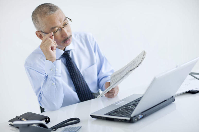 东方人,中年人,一个人,商务人士,商务男性,办公室,坐,打电话,横图,室内,白天,正面,衬衫,阅读,电脑,笔记本电脑,桌子,报纸,电话,亚洲,仅一个男性,仅一个人,仅一个中年男性,学习,套装,网络,笔,眼镜,办公桌,墙,办公用品,钢笔,记事本,领带,拿,拿着,黄种人,通讯设备,墙壁,墙面,文具,白色,本子,笔记本,话筒,学习用品,看,电话线,浏览,文具用品,无线,通信设备,商务装,无线网络,近视眼镜,无线上网,便携式电脑,工薪阶层,交流,手提电脑,中年男性,亚洲人,白领,上班族,电话机,沟通,通话,坐着,半身,彩图,衬衣,短发